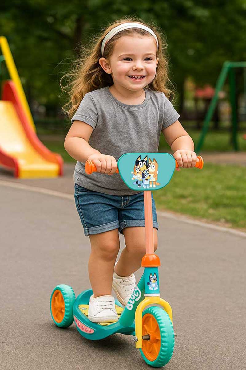 https://saicatoys.com/wp-content/uploads/2025/09/NINA-CON-PATINETE-BLUEY.jpg