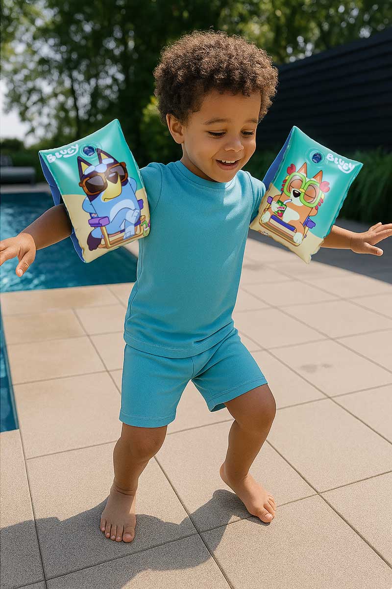 https://saicatoys.com/wp-content/uploads/2025/09/NINO-CON-MANGUITOS-BLUEY.jpg